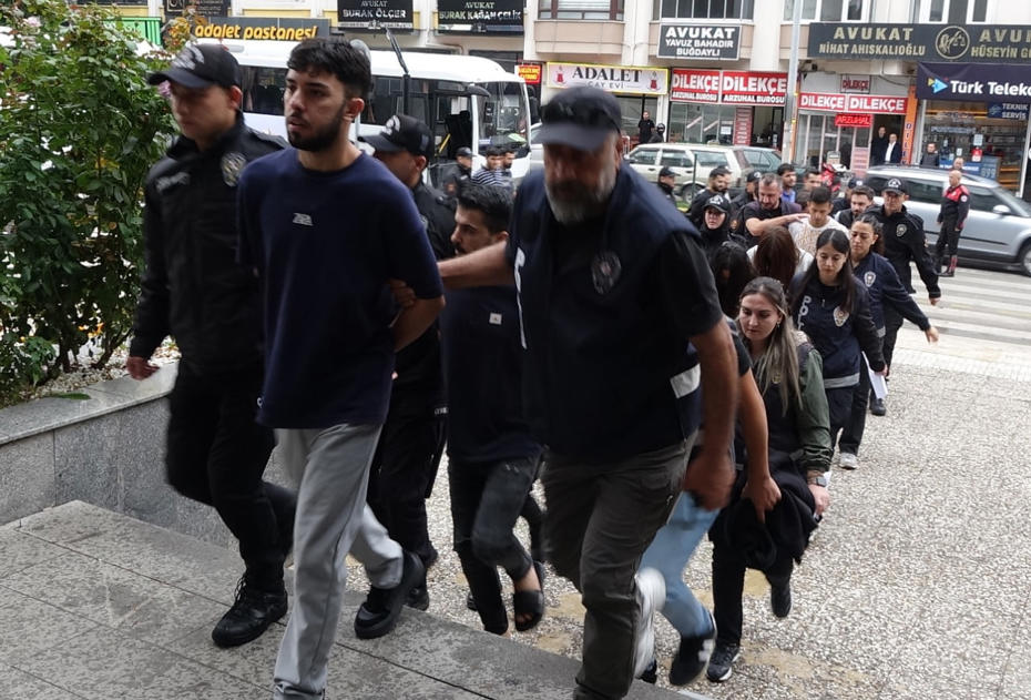 Noter Kılığındaki Dolandırıcılar 55 İlde Hedef Almış, 18 Kişi Yakalandı