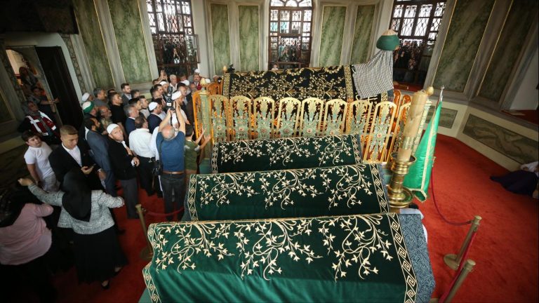 Yerine Emir Sultan Türbesi’nin lahitinin yenilenen kapağı döşendi