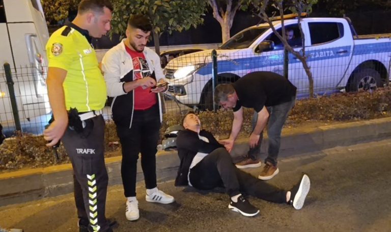 Aniden şerit değiştiren otomobile arkadan çarptı: Motosikletçi yaralandı – Son Dakika Türkiye Haberleri