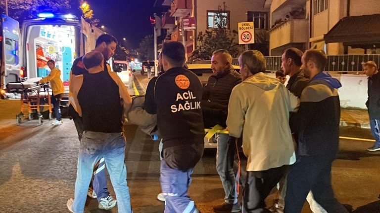 Sakarya’da hafif ticari araçla çarpışan motosikletli kurye ağır yaralandı.