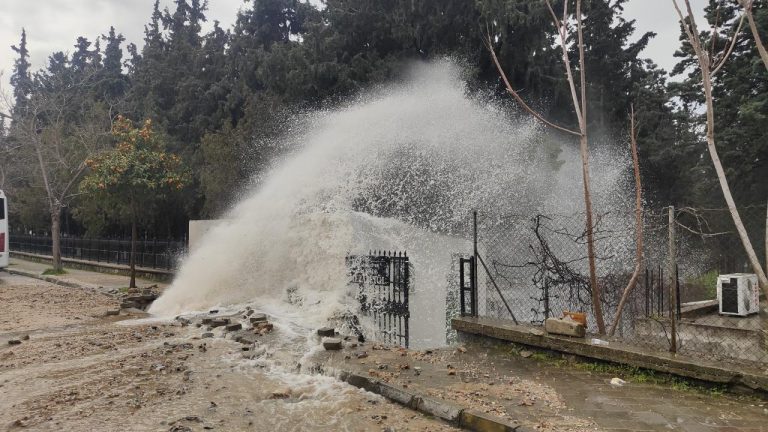 İletim hattı Kaşadasi’de patladı, mezarlık sular altında kaldı