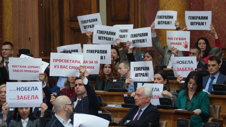 Sırp parlamentosundaki sis bombası oturumunda 3 milletvekili yaralandı.