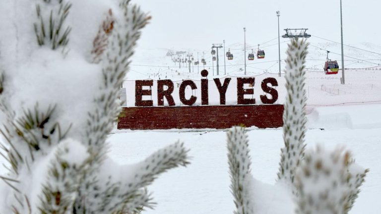 Mart ayında düşen kar, Erciyes’de ilkbaharda kayak sezonunu dönüştürdü