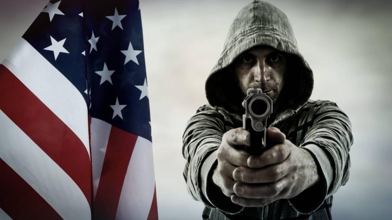 ABD’li yetkililere göre, ailesini öldüren 17 yaşındaki genç adam, Trump’taki suikast planına bağlı