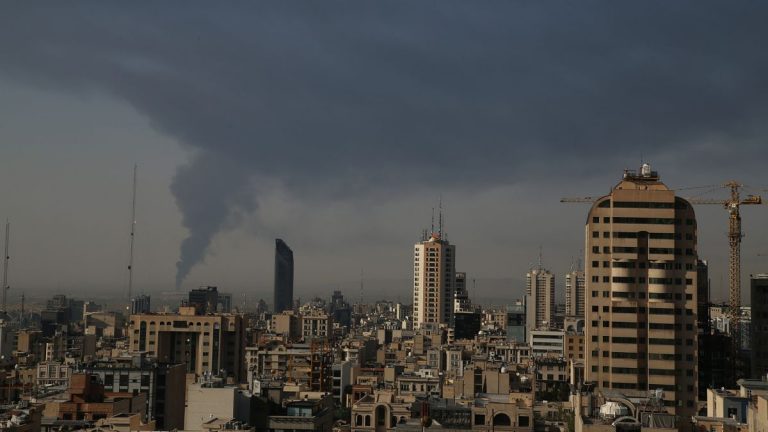 İran devlet medyası, Devrim Muhafızları istihbarat şefi ve yardımcısının öldüğünü doğruladı