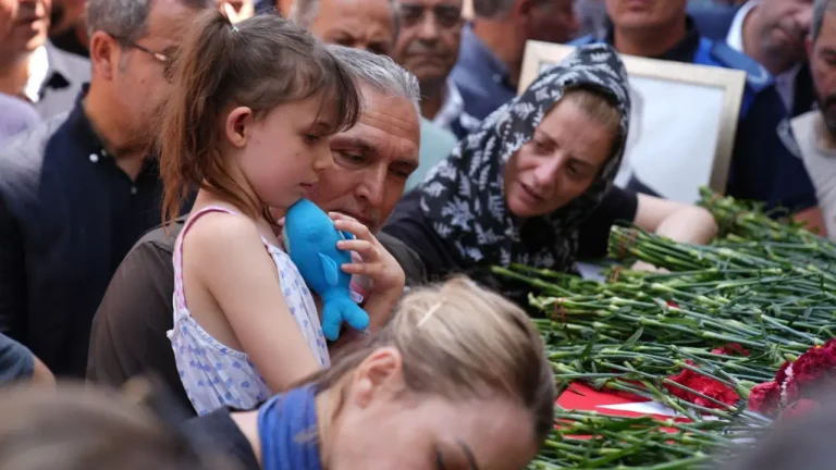 Türkiye, gözyaşlarıyla uğurlamıştı: Ferdi Zeyrek’in ikiz kızlarının son isteği yürekleri yaktı – Son Dakika Siyaset Haberleri