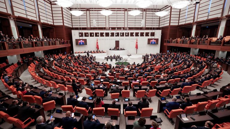 Emekli maaş artışını da içeren teklif Meclis’ten geçti