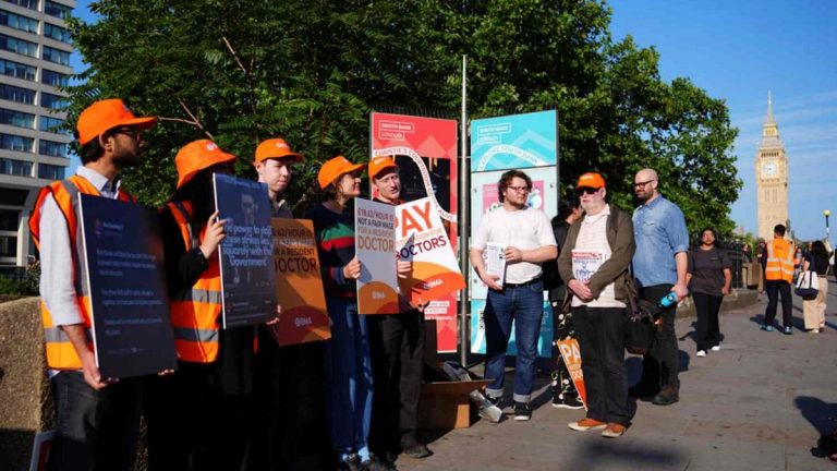 İngiltere’de doktorlardan beş günlük grev: Hükümetten tepki