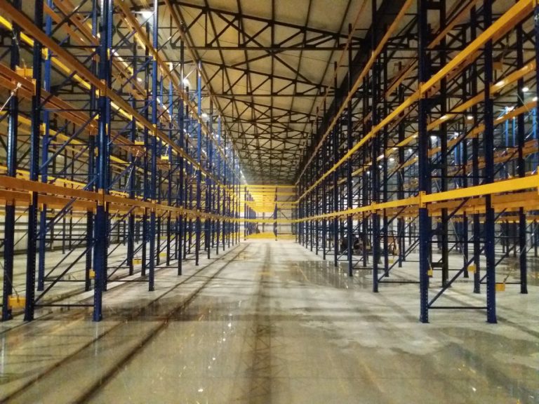 Palet rafı sistemleri depolama verimliliğini artırır