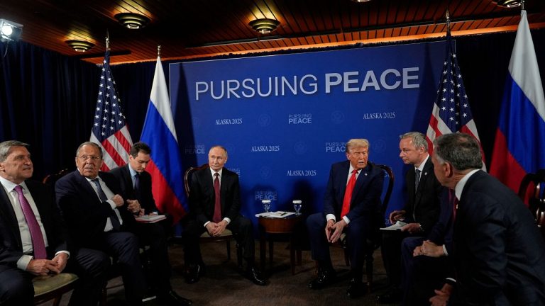 Trump ve Putin, Alaska zirvesini ateşkesten bahsetmeden sonlandırdı