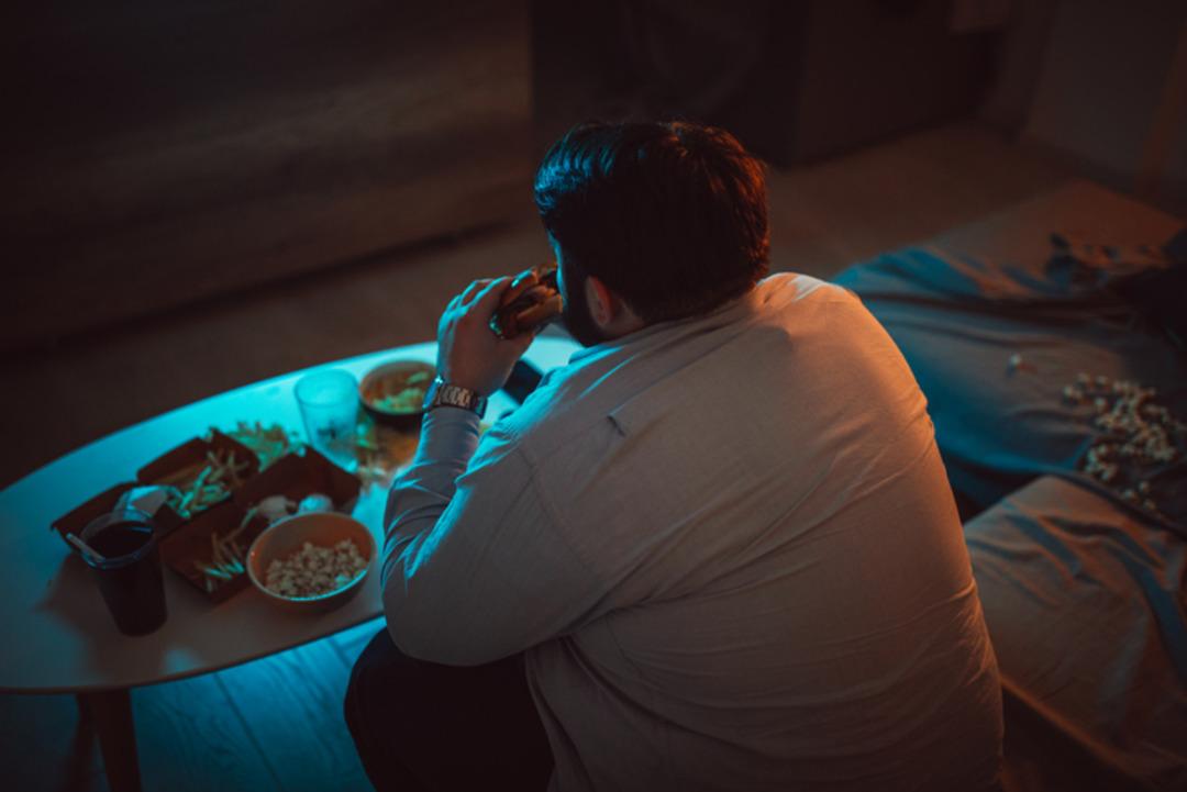 Herkes bu soruyu merak etti: Yemek geceleri kilo veriyor mu? Geceleri aç olduğunda ne yapabilirim? Uyumadan kaç saat önce yemeliyim? Uzmanlar açıkladı ... 3