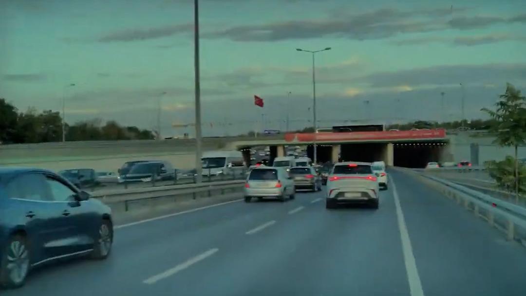 Sosyal medyada gündemdeydi! İstanbul'daki Otomatik Pilot Modunda Tesla Videosu Kontrolden Çıkış Kalpleri Ağız 4