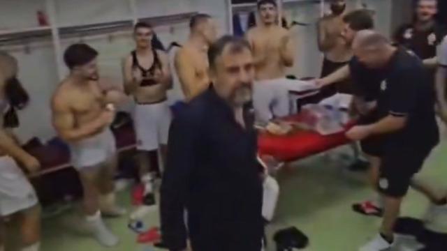 Kulüp başkanı sevinçten çıldırdı! Para dolu çantayı saçtı