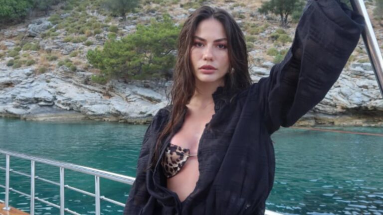 Demet Özdemir yeni imajıyla Paris Moda Haftası’nda! Gömleğinin düğmelerini açıkta bıraktı